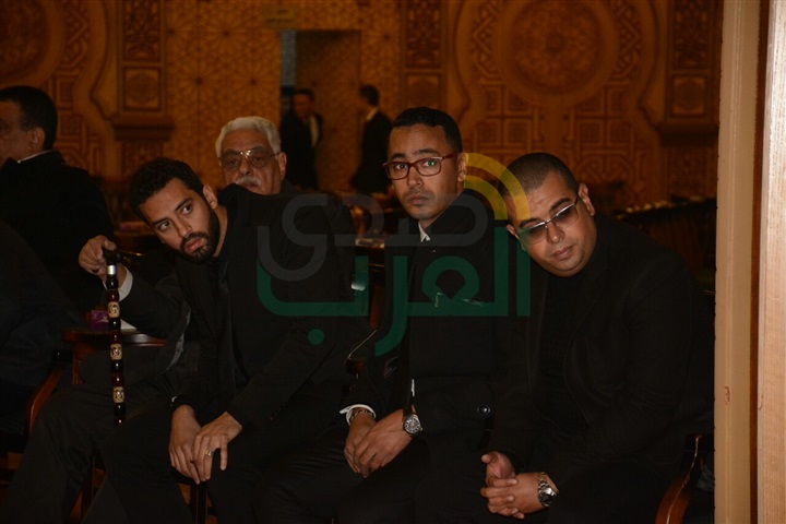 بالصور.. عمرو الليثي و رشوان توفيق و محمد فريد في عزاء احمد راتب