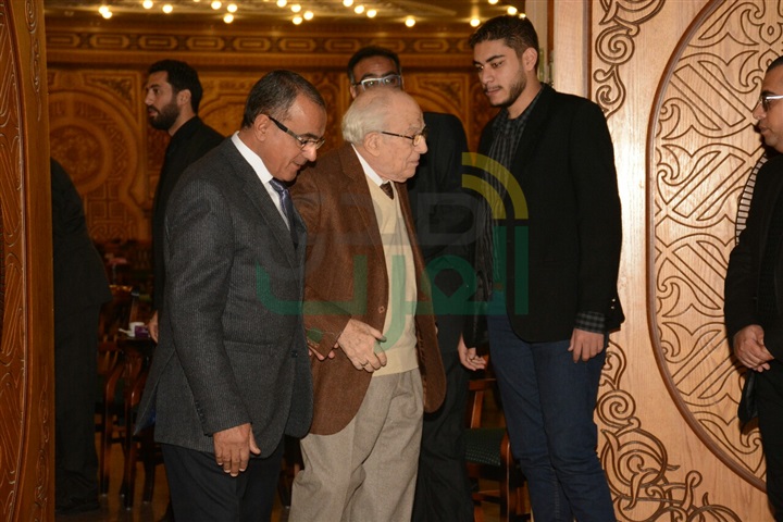بالصور.. عمرو الليثي و رشوان توفيق و محمد فريد في عزاء احمد راتب