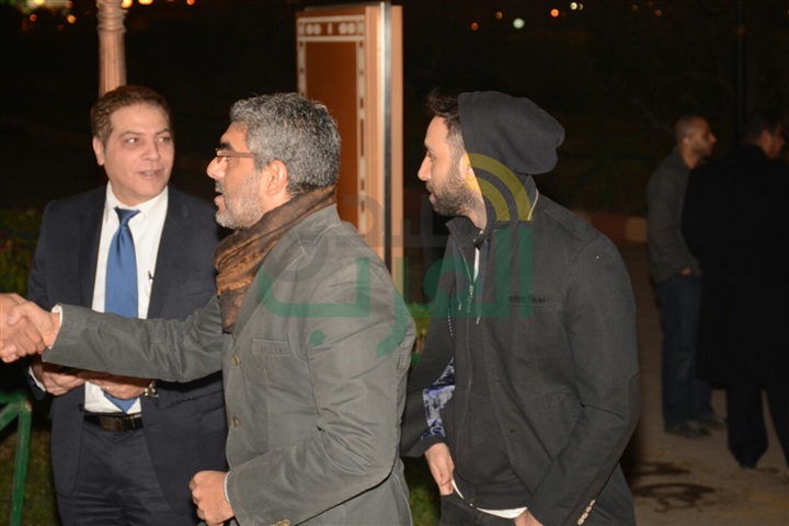 بالصور.. عمرو الليثي و رشوان توفيق و محمد فريد في عزاء احمد راتب