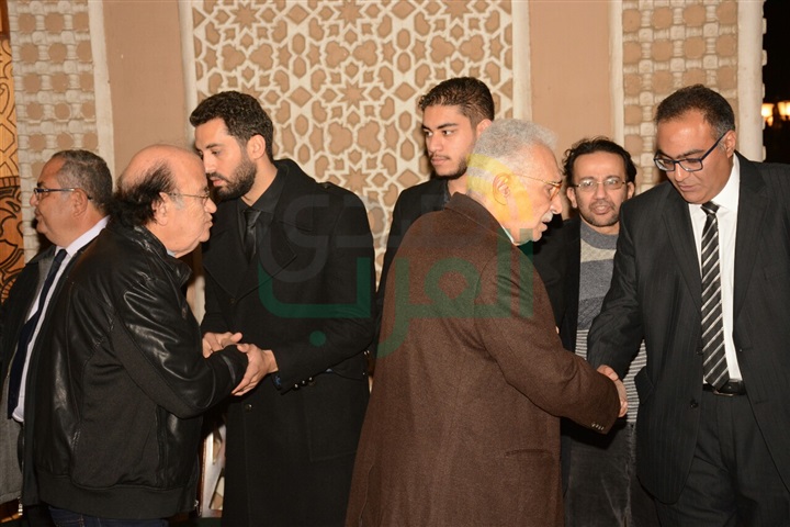 بالصور.. عمرو الليثي و رشوان توفيق و محمد فريد في عزاء احمد راتب