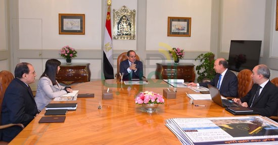  بالصور.. السيسي يجتمع بوزيرى الاستثمار ومميش لبحث تطوير الموانئ بالقناة 