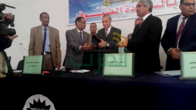 بالصور.. "الهجان" يكرم معلمي قنا المشاركين بمعرض "إنتل"
