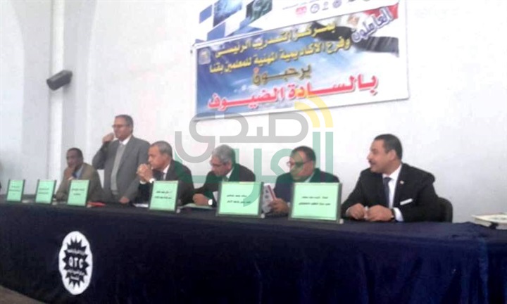 بالصور.. "الهجان" يكرم معلمي قنا المشاركين بمعرض "إنتل"