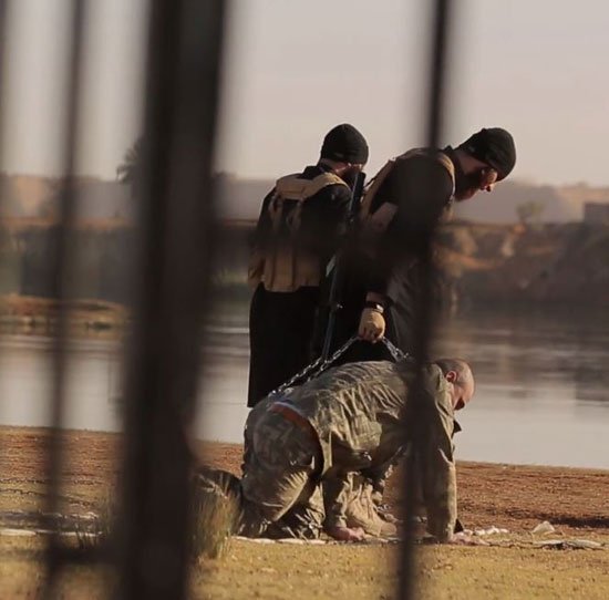 بالصور .. داعش يحرق جنديين تركيين فى سوريا