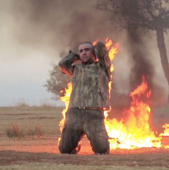 بالصور .. داعش يحرق جنديين تركيين فى سوريا