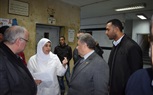 رئيس جامعة بنها يطمئن على طالبة مصابة فى حادث قطار