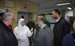 رئيس جامعة بنها يطمئن على طالبة مصابة فى حادث قطار