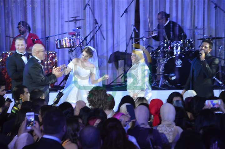 بالصور.. حماقى وبوسى يشعلون زفاف على ومى بحضور الزند بالصور.. حماقى وبوسى يشعلون زفاف على ومى بحضور الزند