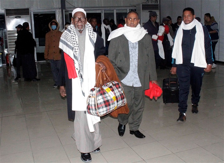 بالصور.. عودة ركاب الطائرة المختطفة لليبيا