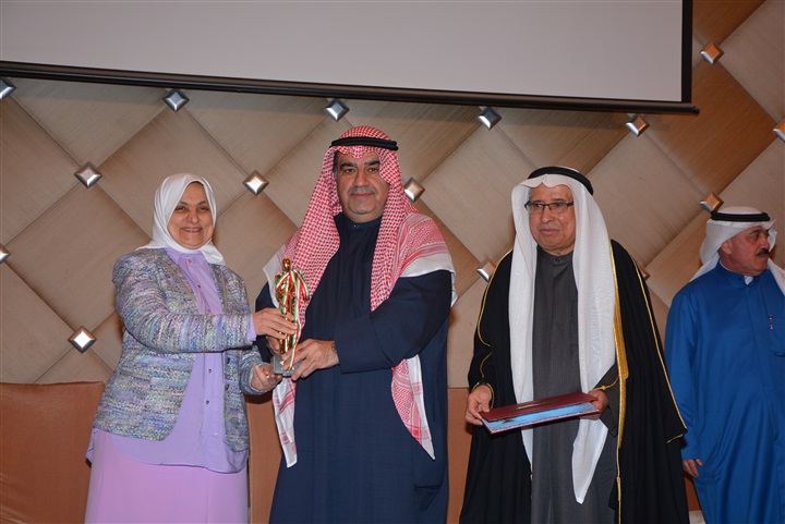 بالصور.. "بهبهانى" يفوز بجائزة الابن البار بدولة الكويت