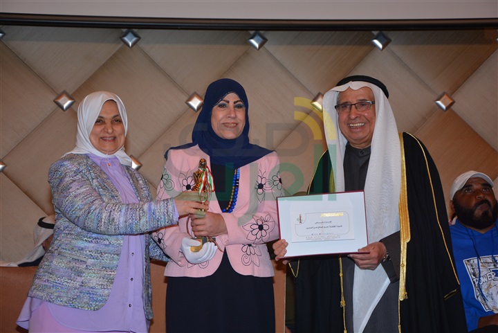بالصور.. "بهبهانى" يفوز بجائزة الابن البار بدولة الكويت