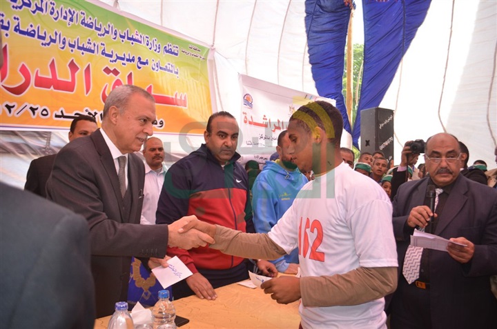 بالصور.. محافظ قنا يشهد سباق الدراجات ويكرم الـ 10 الفائزين