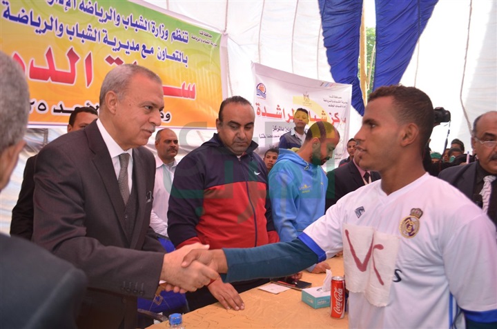 بالصور.. محافظ قنا يشهد سباق الدراجات ويكرم الـ 10 الفائزين