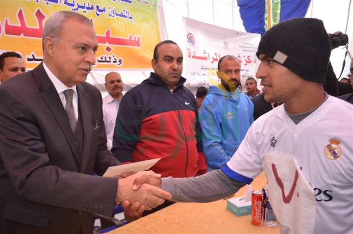 بالصور.. محافظ قنا يشهد سباق الدراجات ويكرم الـ 10 الفائزين