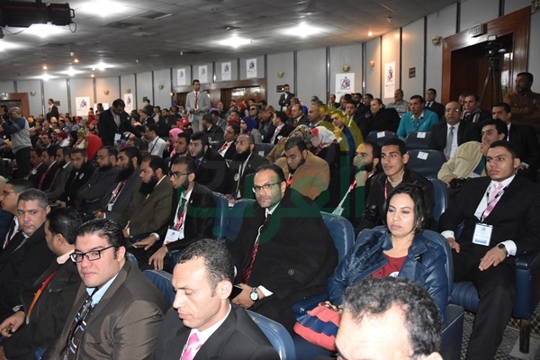 بالصور.. محافظ البحيرة ووزير التنمية المحلية يطلقان اشارة البدء لمؤتمر البحيرة الأول للشباب