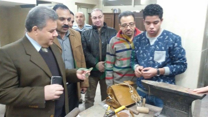 بالصور.. رئيس جامعة بنها يتفقد إبداعات الفنون التطبيقية