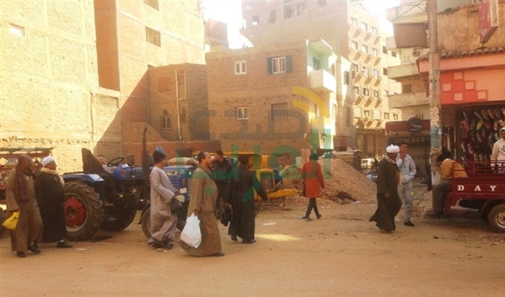 بالصور.. إقامة برج سكني جديد بنجع حمادي يثير أزمة  