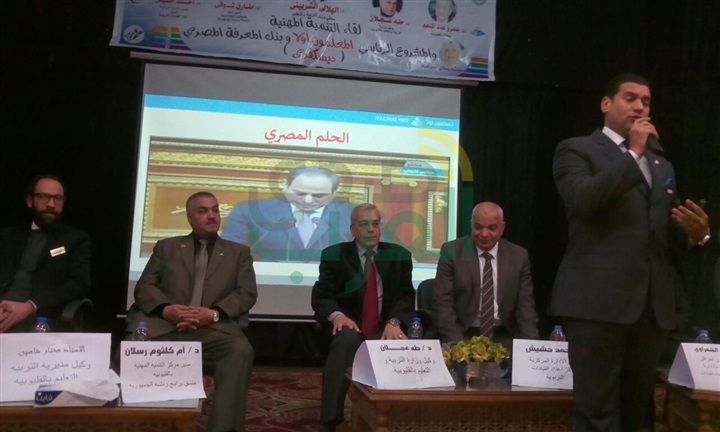 بالصور وكيل تعليم القليوبيه يفتتح ( المشروع الرئاسى المعلمون اولا ) 