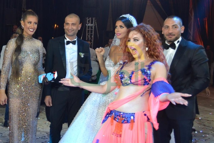 بالصور.. نجوم الفن يحتفلون بزفاف الفنانة التونسية ساندي بالصور.. نجوم الفن يحتفلون بزفاف الفنانة التونسية ساندي