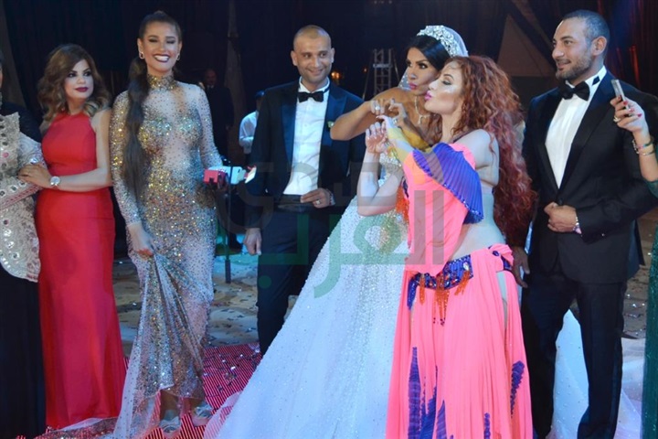 بالصور.. نجوم الفن يحتفلون بزفاف الفنانة التونسية ساندي بالصور.. نجوم الفن يحتفلون بزفاف الفنانة التونسية ساندي
