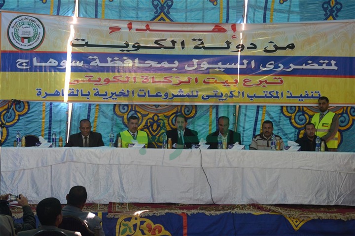 مدير المكتب الكويتى  يسلم المساعدات لمتضرري السيول بسوهاج 