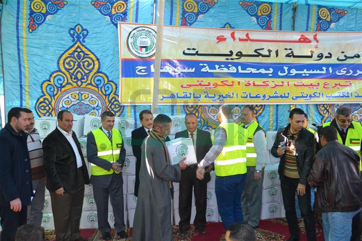 مدير المكتب الكويتى  يسلم المساعدات لمتضرري السيول بسوهاج 