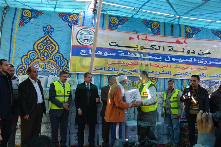 مدير المكتب الكويتى  يسلم المساعدات لمتضرري السيول بسوهاج 