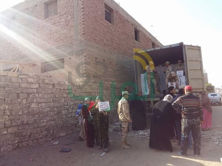 بالصور.. القوات المسلحة توزع 4000 كرتونة على المواطنين بالخانكة