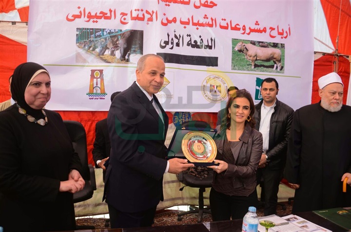 بالصور.. وزيرة التعاون الدولى تتفقد مجمع التمور بالوادي الجديد
