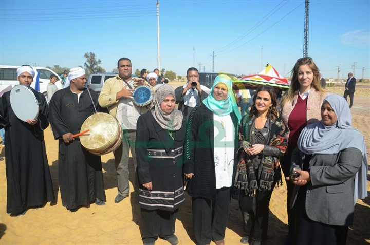 بالصور.. وزيرة التعاون الدولى تتفقد مجمع التمور بالوادي الجديد