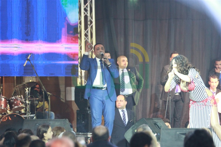 بالصور..عمرو ربيع وثريا يشعلون أولى فقرات حفل رأس السنة في سيتي ستارز بالصور..عمرو ربيع وثريا يشعلون أولى فقرات حفل رأس السنة في سيتي ستارز
