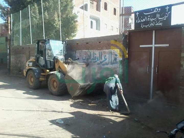 بالصور.. حملة نظافة مكبرة لرفع الأتربة أمام كنيسة العذراء بطوخ