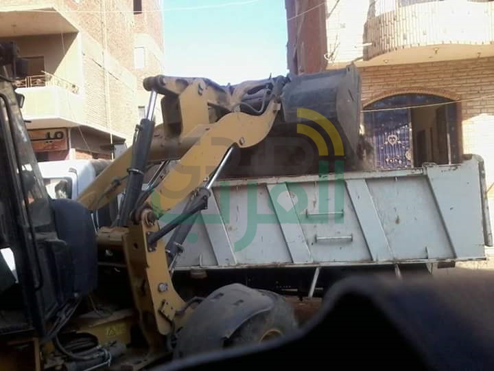 بالصور.. حملة نظافة مكبرة لرفع الأتربة أمام كنيسة العذراء بطوخ