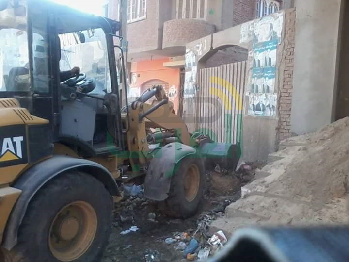 بالصور.. حملة نظافة مكبرة لرفع الأتربة أمام كنيسة العذراء بطوخ