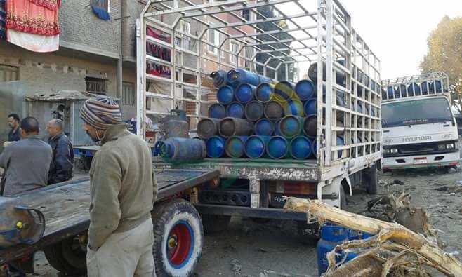 بالصور...ضبط سيارة بمستودع توزع الأنابيب على عربات الكارو