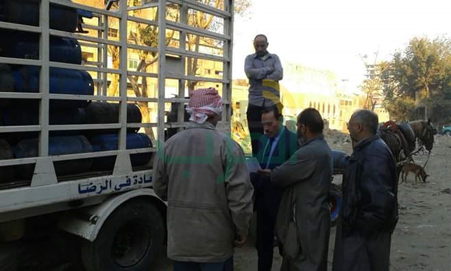 بالصور...ضبط سيارة بمستودع توزع الأنابيب على عربات الكارو