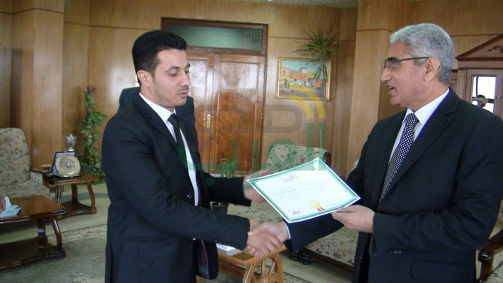 بالصور.. تكريم فريق عمل ترجمة موقع الجامعة باللغة الفرنسية