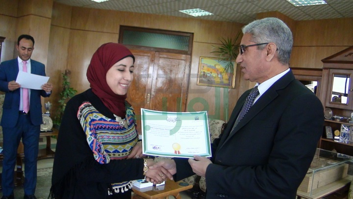 بالصور.. تكريم فريق عمل ترجمة موقع الجامعة باللغة الفرنسية