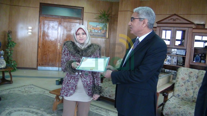 بالصور.. تكريم فريق عمل ترجمة موقع الجامعة باللغة الفرنسية