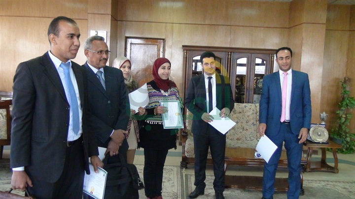 بالصور.. تكريم فريق عمل ترجمة موقع الجامعة باللغة الفرنسية