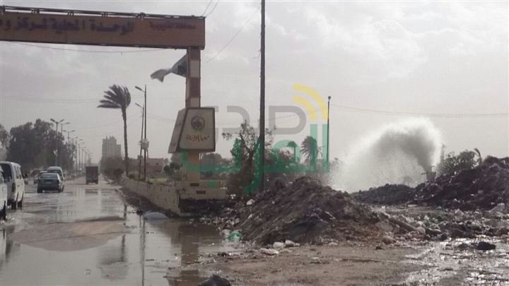 بالصور.. انفجار ماسورة صرف صحي بالخانكة