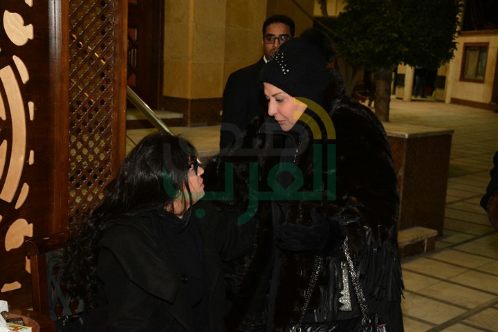 بالصور.. الفنانون  يؤازرون فيفى عبده في عزاء زوج إبنتها