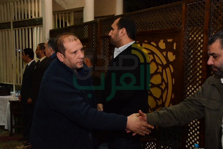 بالصور.. الفنانون  يؤازرون فيفى عبده في عزاء زوج إبنتها