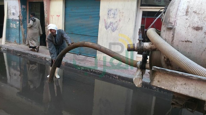 بالصور.. كسر في خط مياه يغرق شوارع نجع حمادي