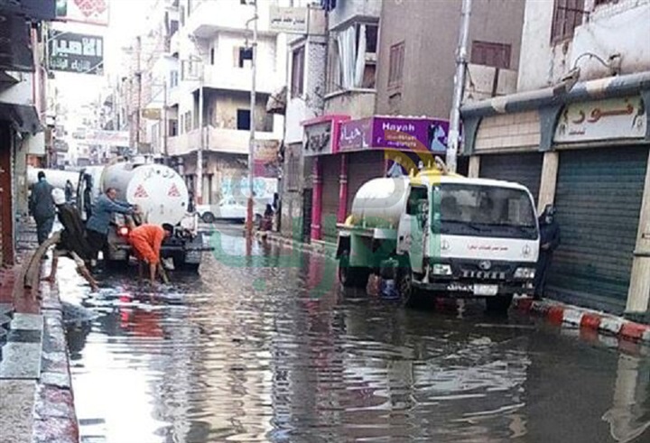 بالصور.. كسر في خط مياه يغرق شوارع نجع حمادي