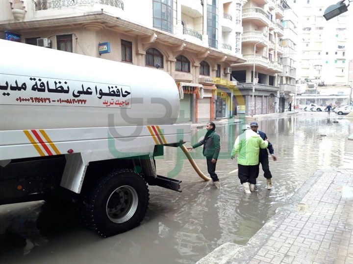   بالصور.. مدينة دمنهور تحارب موجات السيول الكبيرة