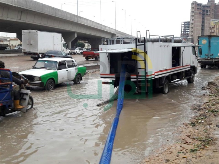  بالصور.. مدينة دمنهور تحارب موجات السيول الكبيرة