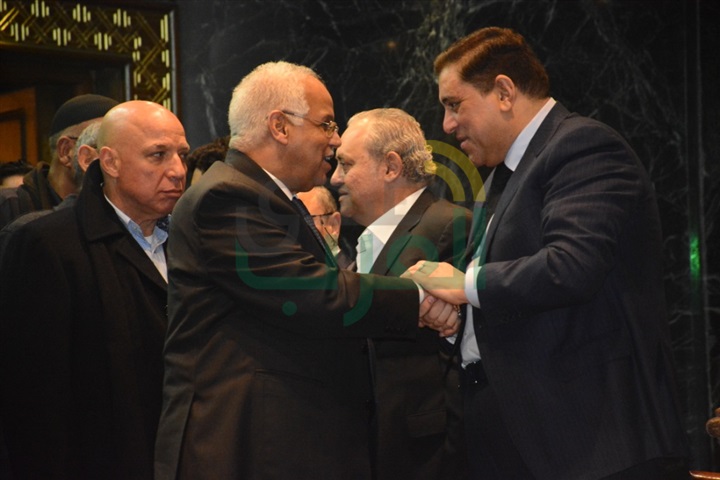 بالصور.. بدء عزاء الفانه كريمه مختار