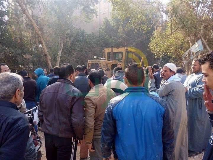 أهالى عزبة بقليوب يوقفوا أعمال الرصف اعتراضًا على عدم رصف الطريق كاملًا 