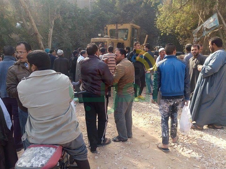 أهالى عزبة بقليوب يوقفوا أعمال الرصف اعتراضًا على عدم رصف الطريق كاملًا 
